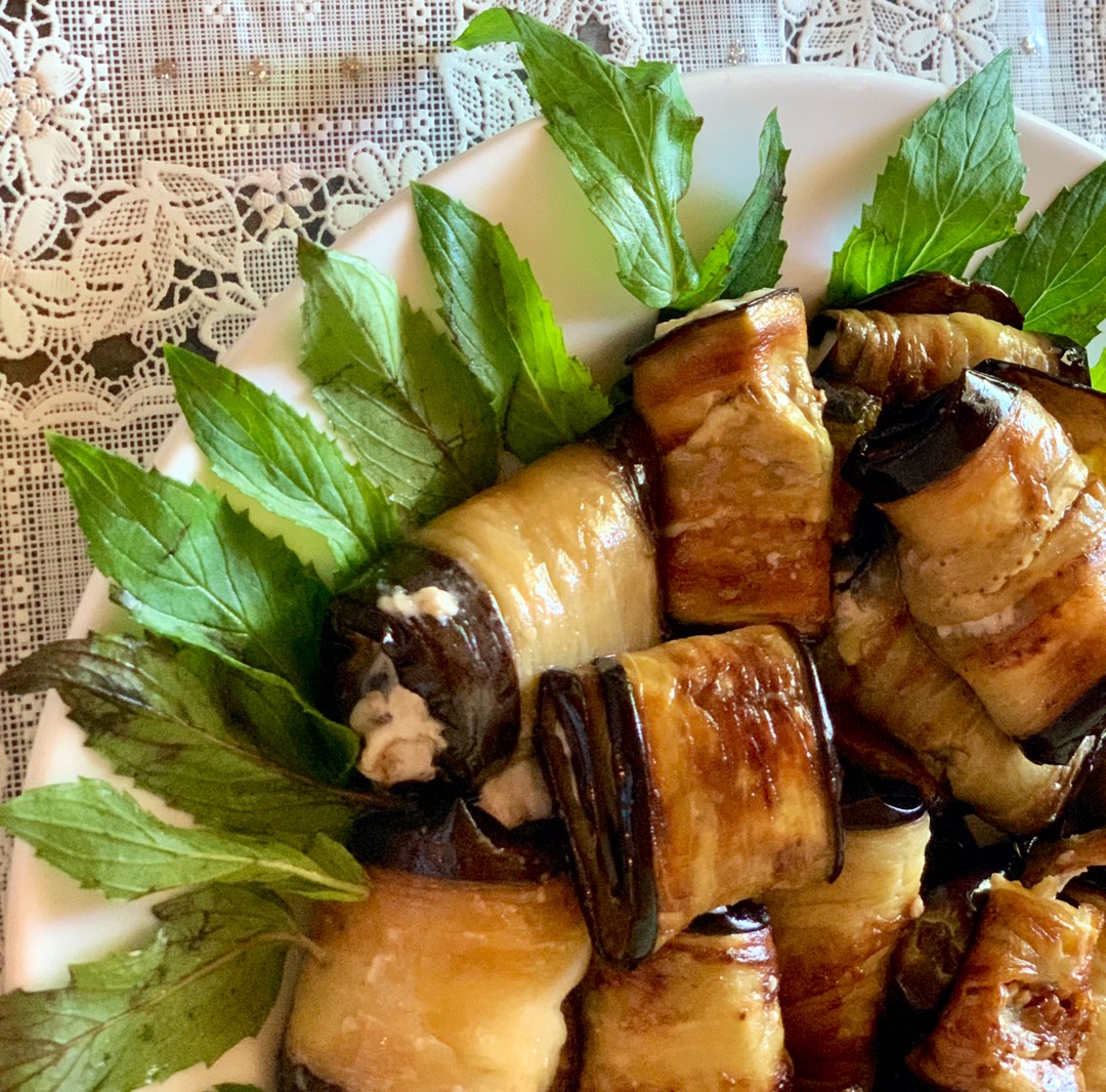 Баклажанные рулеты с чесночной начинкой