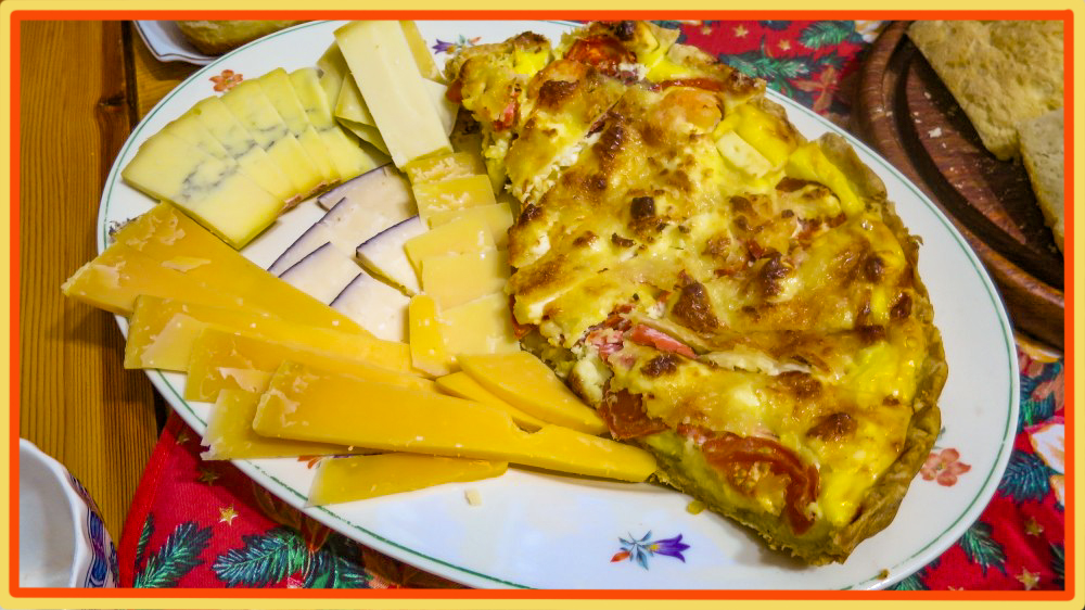 Киш с креветками, помидорами и фетой