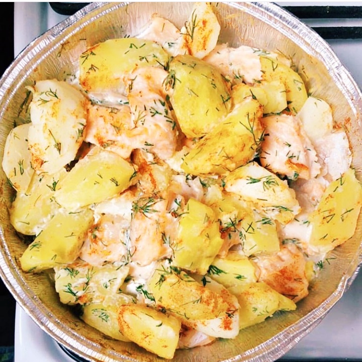 Тушеная мойва с картошкой и луком на сковороде — рецепт с фото пошагово