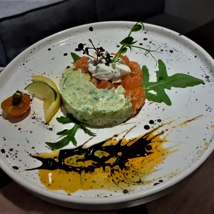 Тартар из лосося и авокадо  с приятной цитрусовой ноткой соуса "Винегрет"