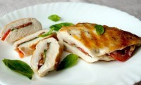 Куриные грудки с базиликом и помидорами