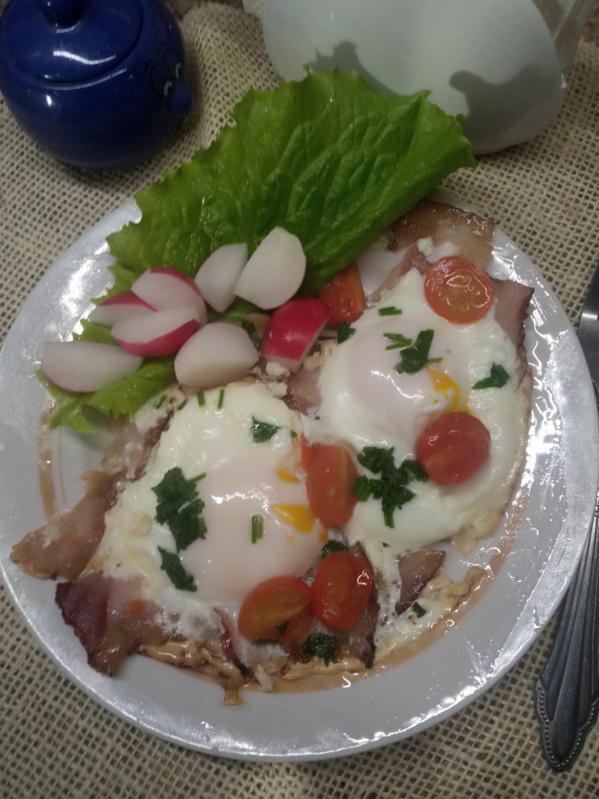 Яичница с беконом и помидорами черри 