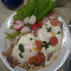 Яичница с беконом и помидорами черри 