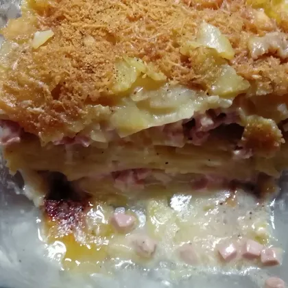 Картофельная запеканка с колбасой и сыром в микроволновке