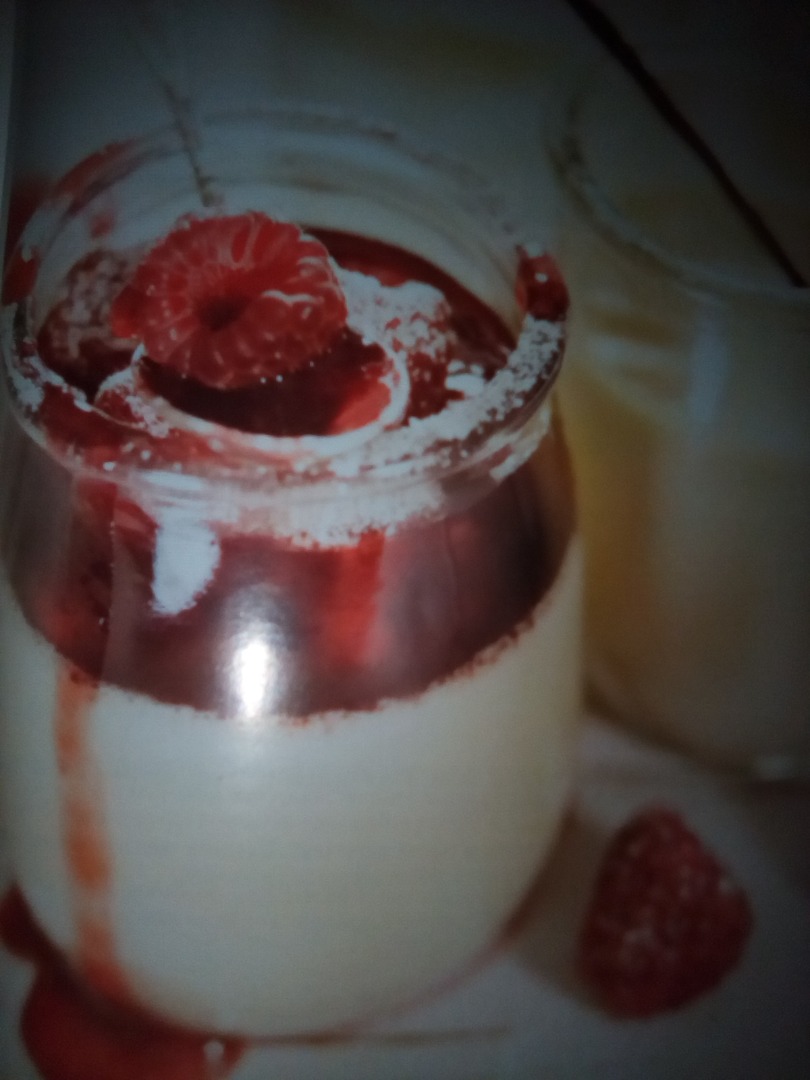 Панна котта с малиновым соусом