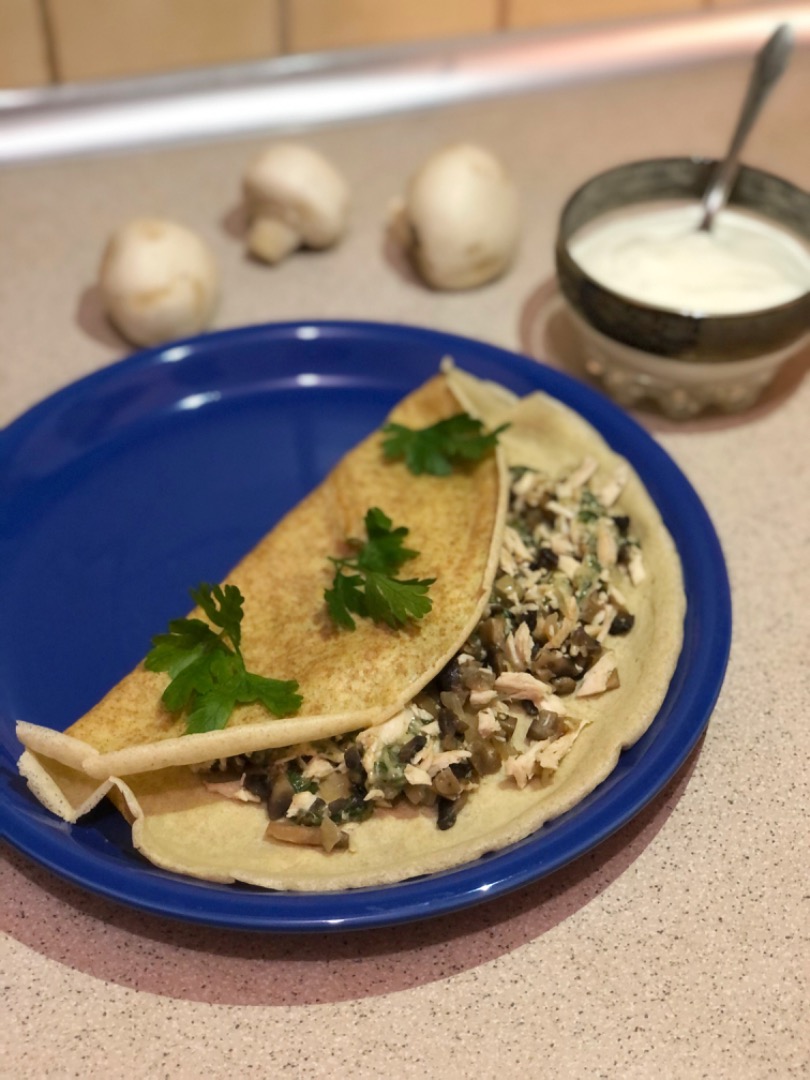 Блины на молоке с курицей, грибами и сыром