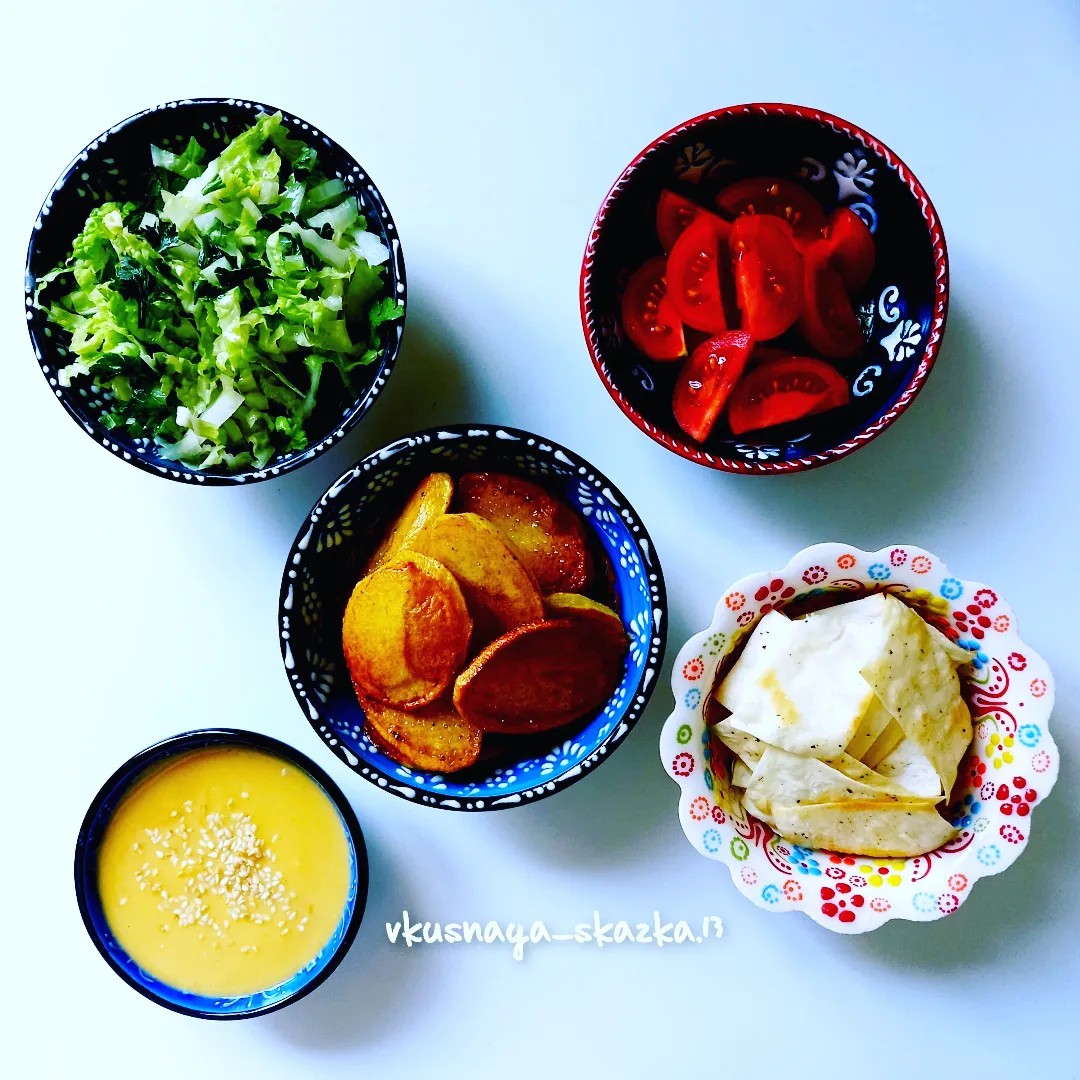 Веган Завтрак с картофелем, чипсами, хумусом и овощами