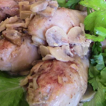 Куриные голени запеченные с грибами под соусом