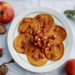 Тыквенные панкейки с карамелизированными яблоками