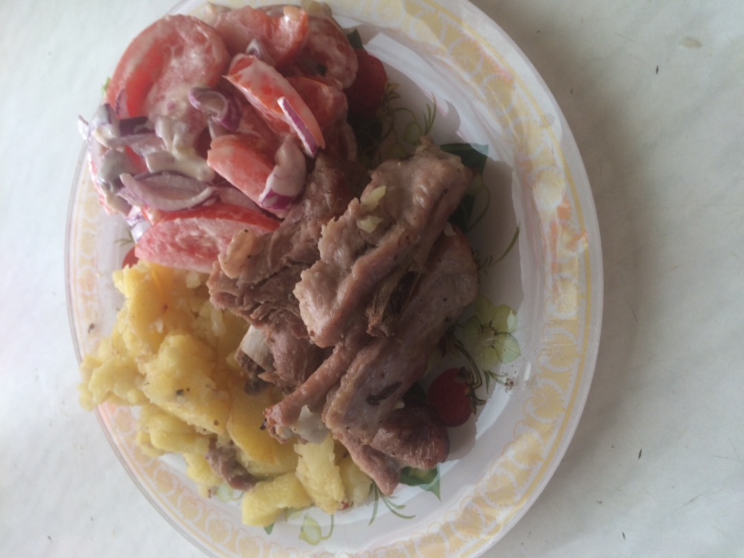 Свиные ребрышки с картофелем и овощным салатом