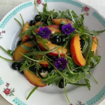 Салат "Летний восторг" с нектаринами и ягодами