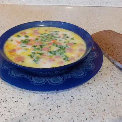 Простой ужин. Сытный сырный суп с сосисками и овощами