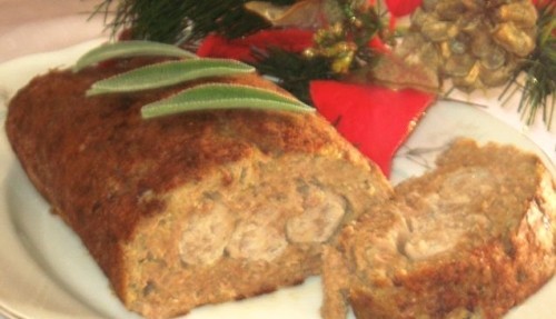 Рулет мясной с картофелем и колбасками