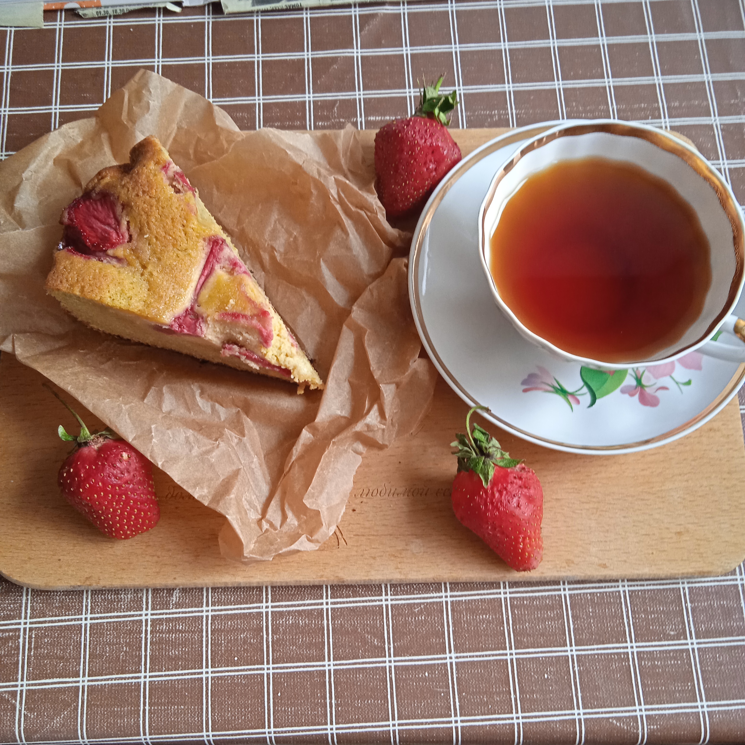 Кукурузный пирог с клубникой