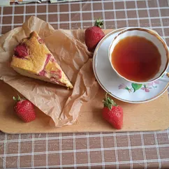 Кукурузный пирог с клубникой