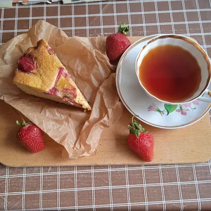 Кукурузный пирог с клубникой