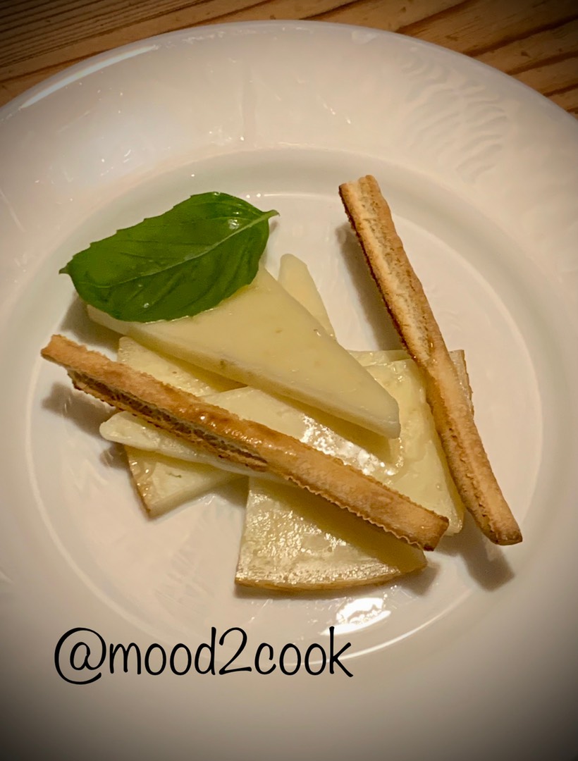 Антипасти : пекорино с трюфельным маслом и медом