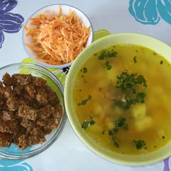 Суп из красной чечевицы с копчёной курицей и ржаными гренками