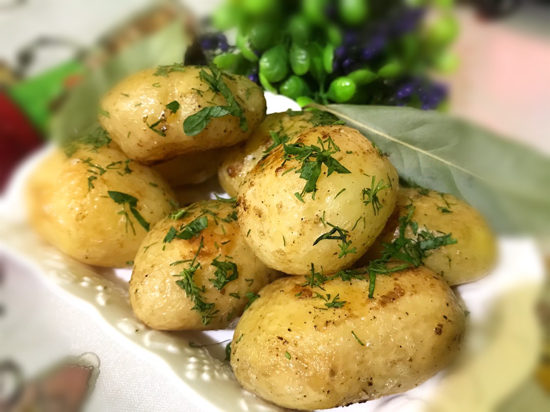 Молодой картофель в мундире в духовке