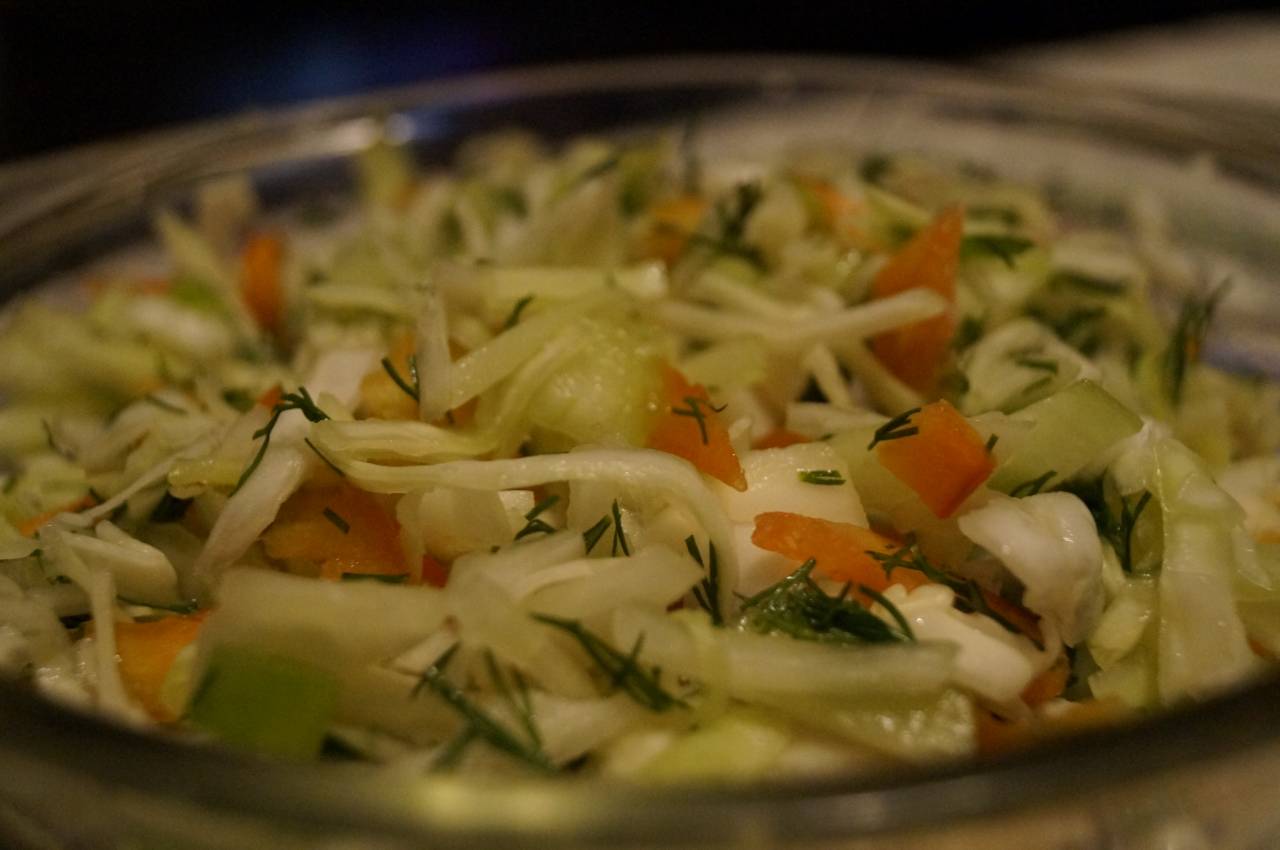 Салат из свежей капусты с болгарским перцем и огурцом