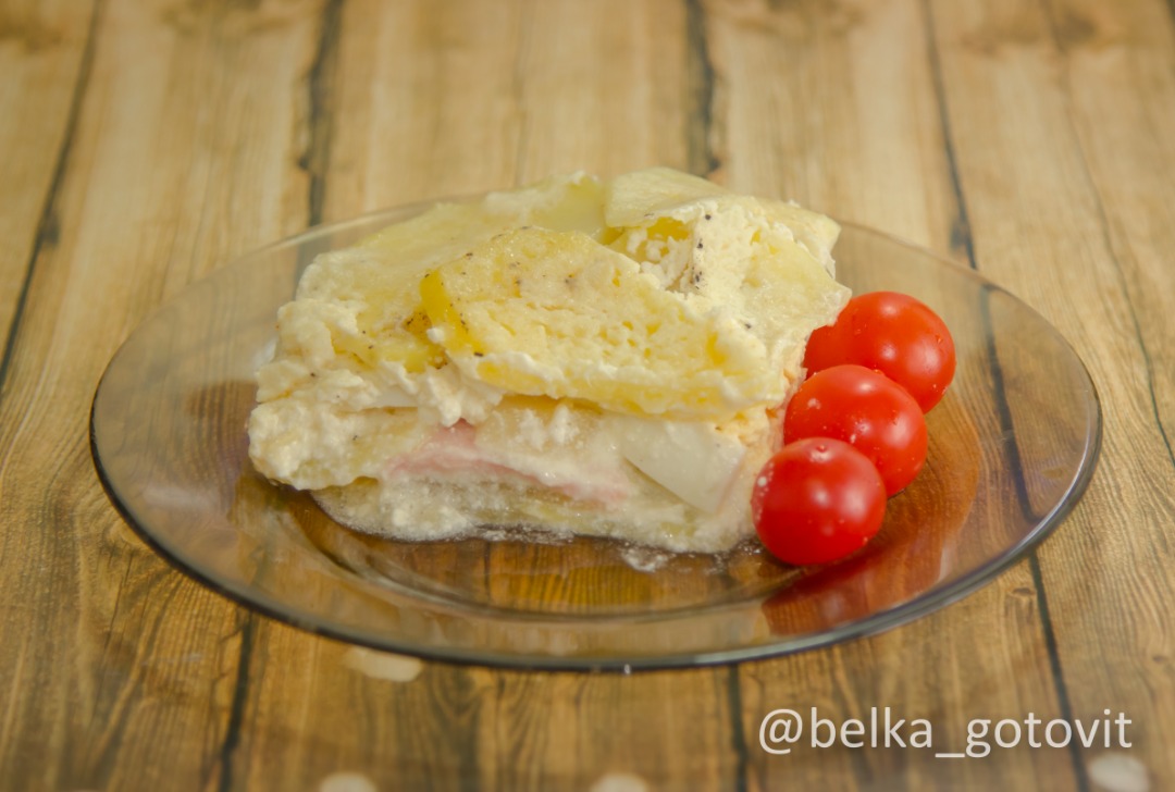 Картофель в сметане с ветчиной и яйцами
