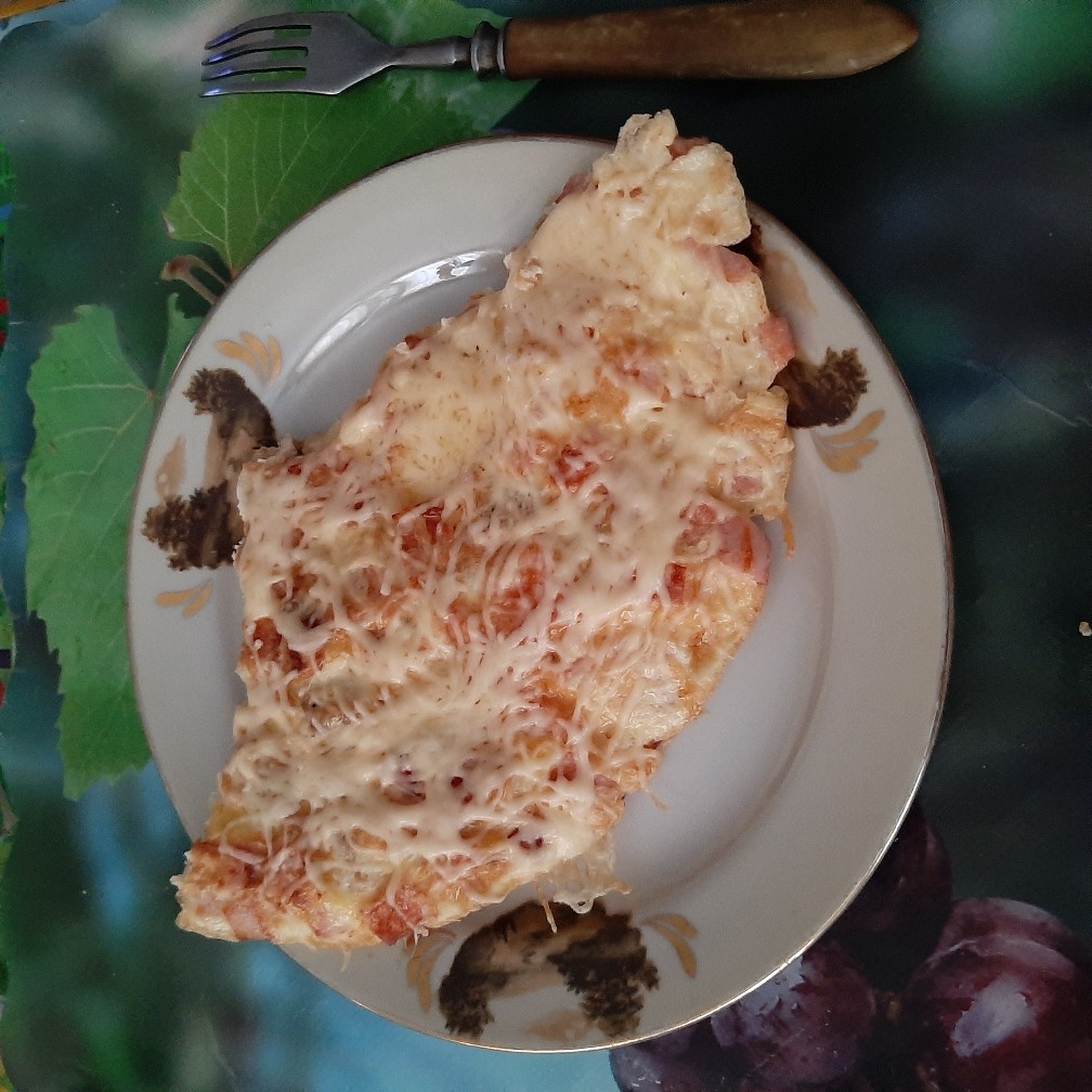 Ленивая яичная пицца с сухариками, колбасой и сыром