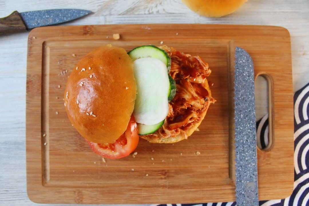 Бургер неряха Джо из курицы в соусе барбекю