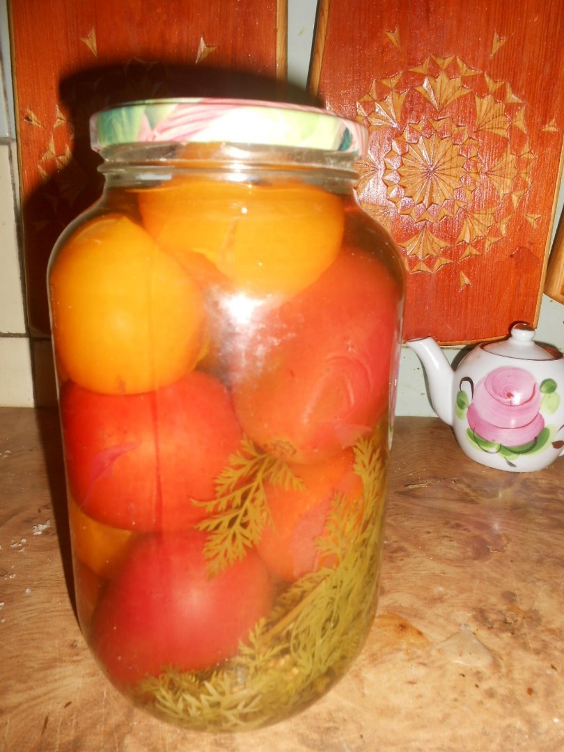 Маринованные помидоры с морковной ботвой