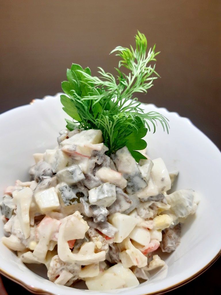 Салат из курицы с ананасами, грибами и сыром