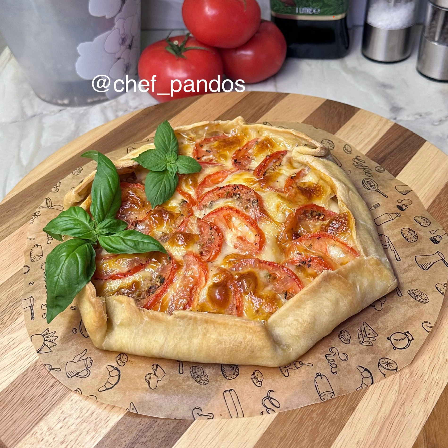 Открытый пирог с помидорами и моцареллой