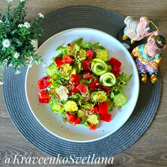 Салат овощной с огурцами и перцем