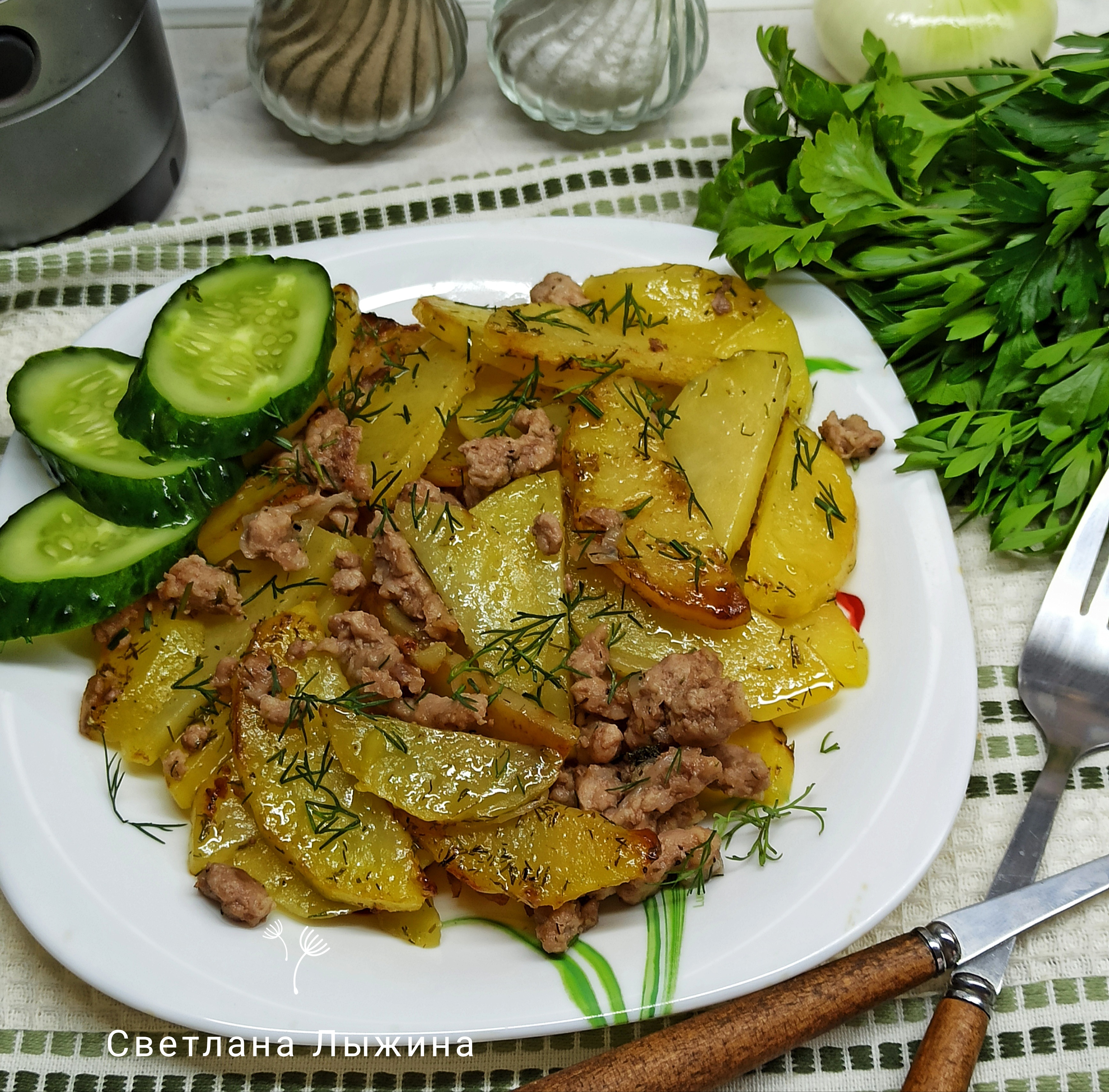Жареная картошка с фаршем на сковороде
