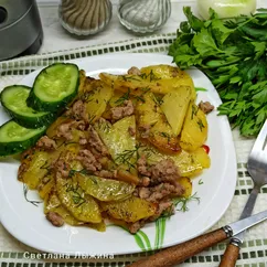 Жареная картошка с фаршем на сковороде