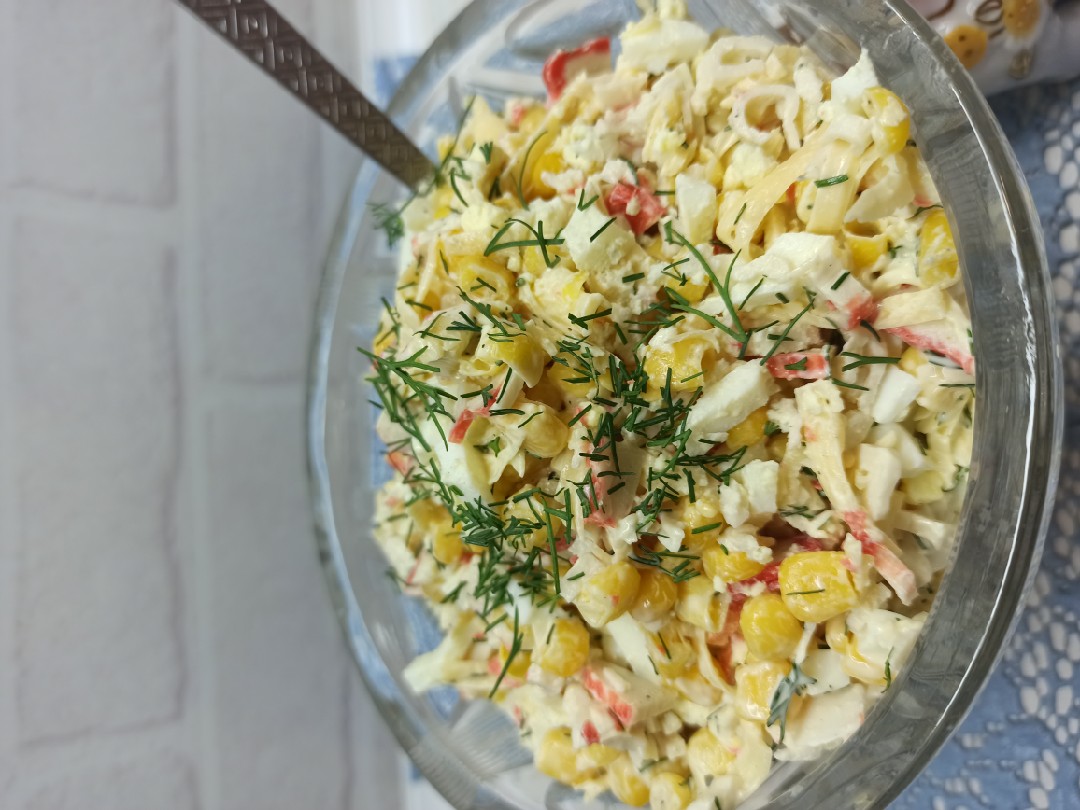 Салат с крабовыми палочками, кукурузой, сыром и яйцами рецепт с фото пошагово