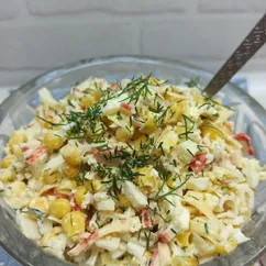 Салат с кукурузой, крабовыми палочками, яйцом и сыром