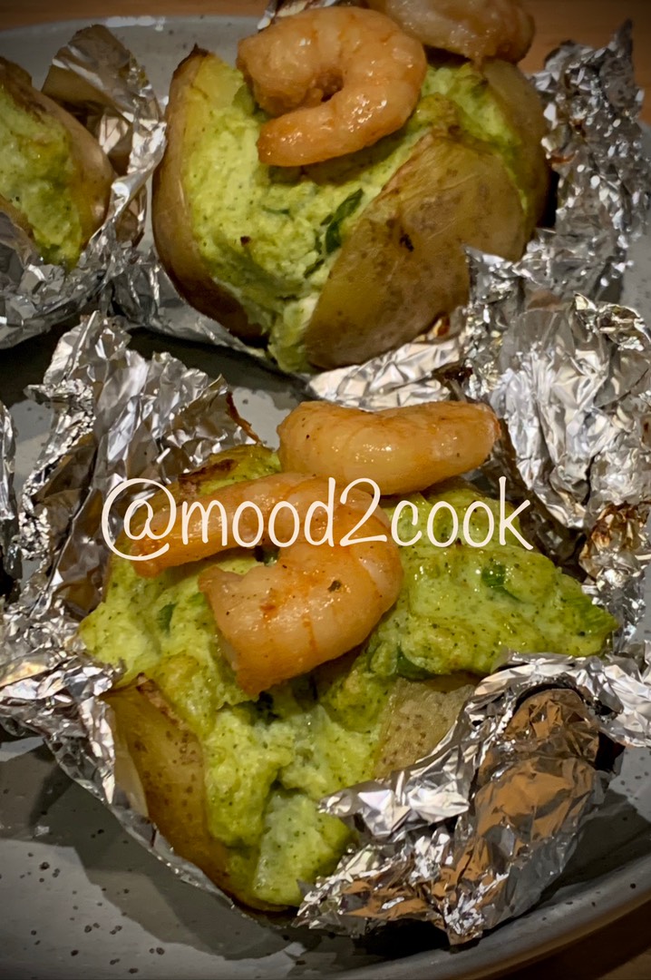 Картофель в духовке фаршированный суфле из брокколи с креветками