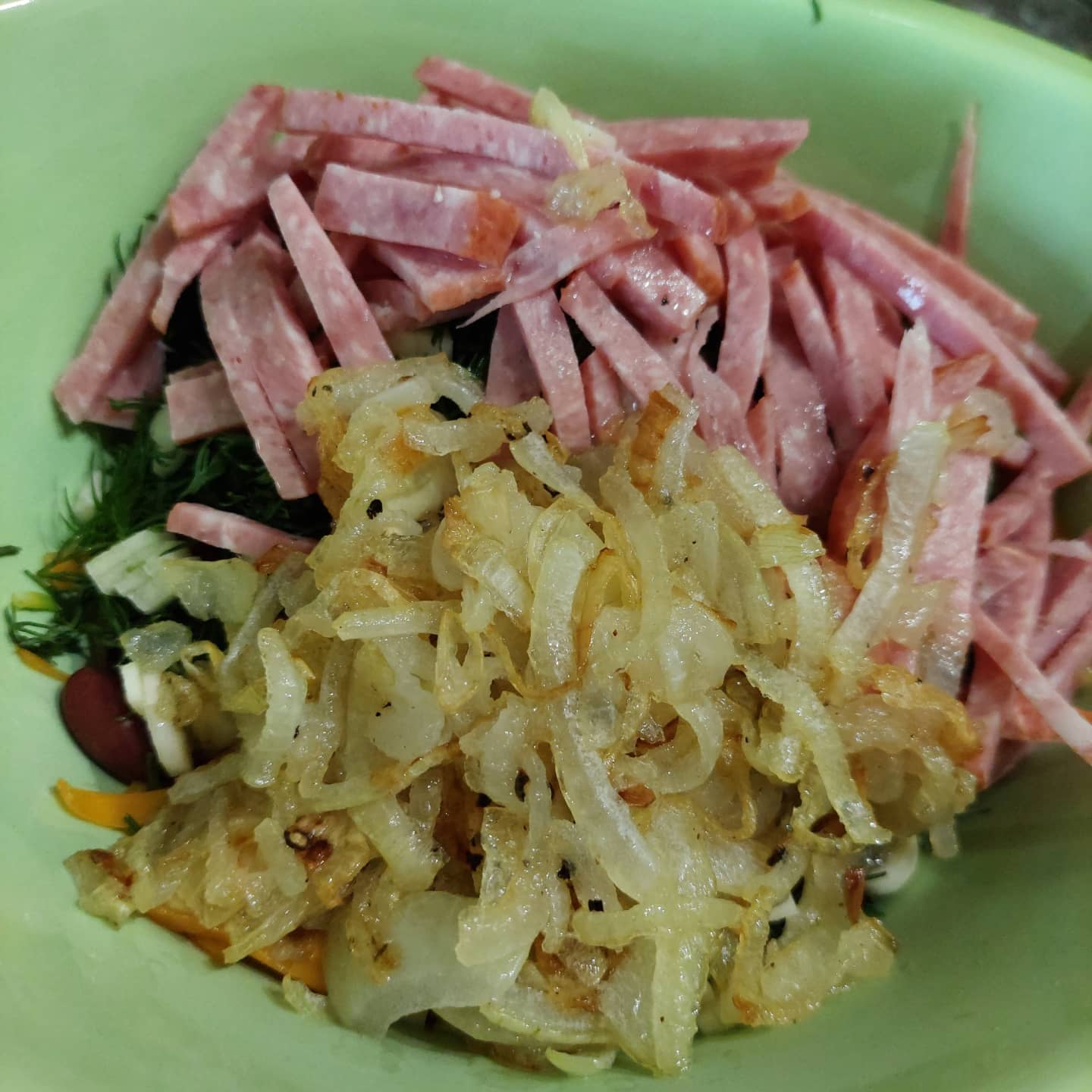 Салат с фасолью и колбасой