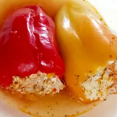 Перцы фаршированные мясным фаршем и овощами
