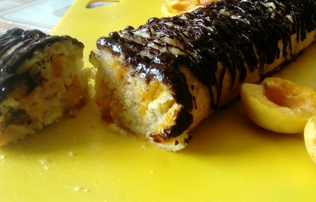 Бисквитный рулет с абрикосом в шоколадной глазури