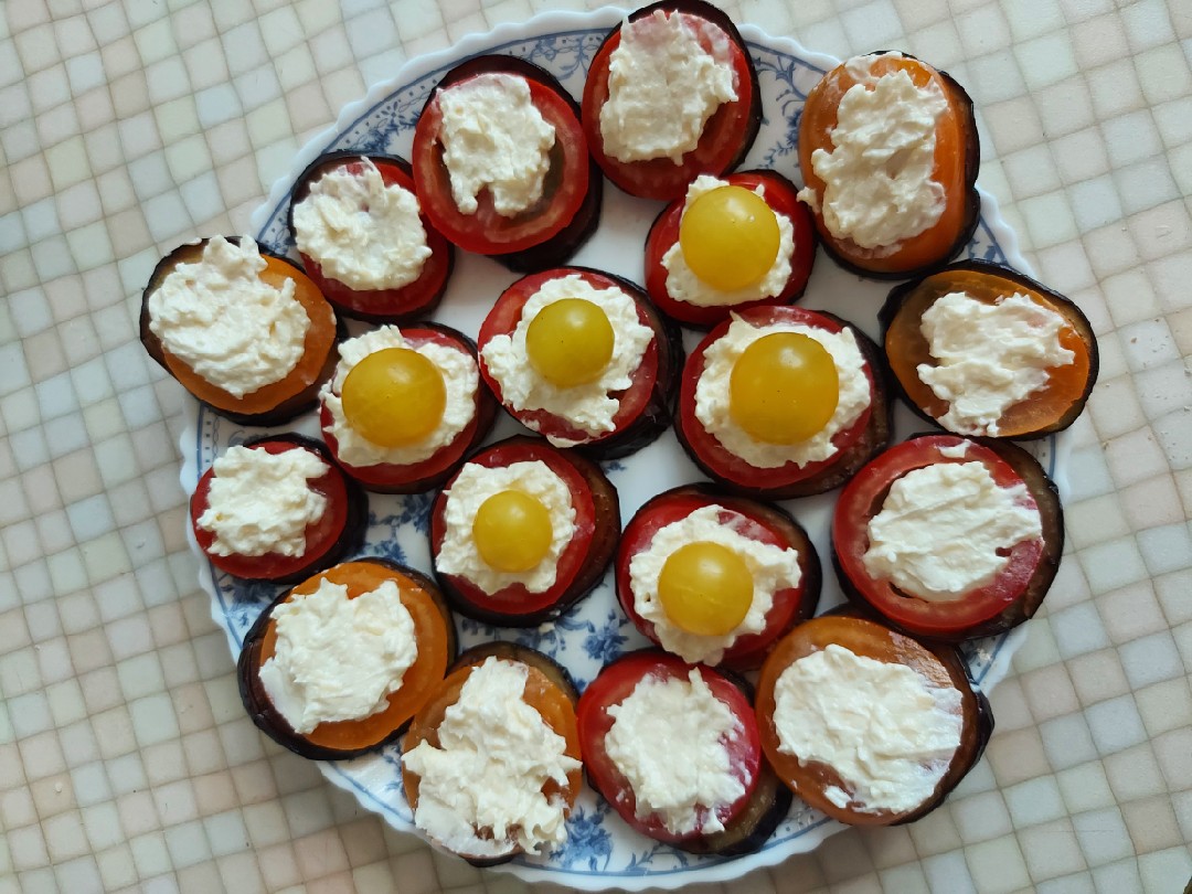 Закуска из баклажана с помидором и сыром