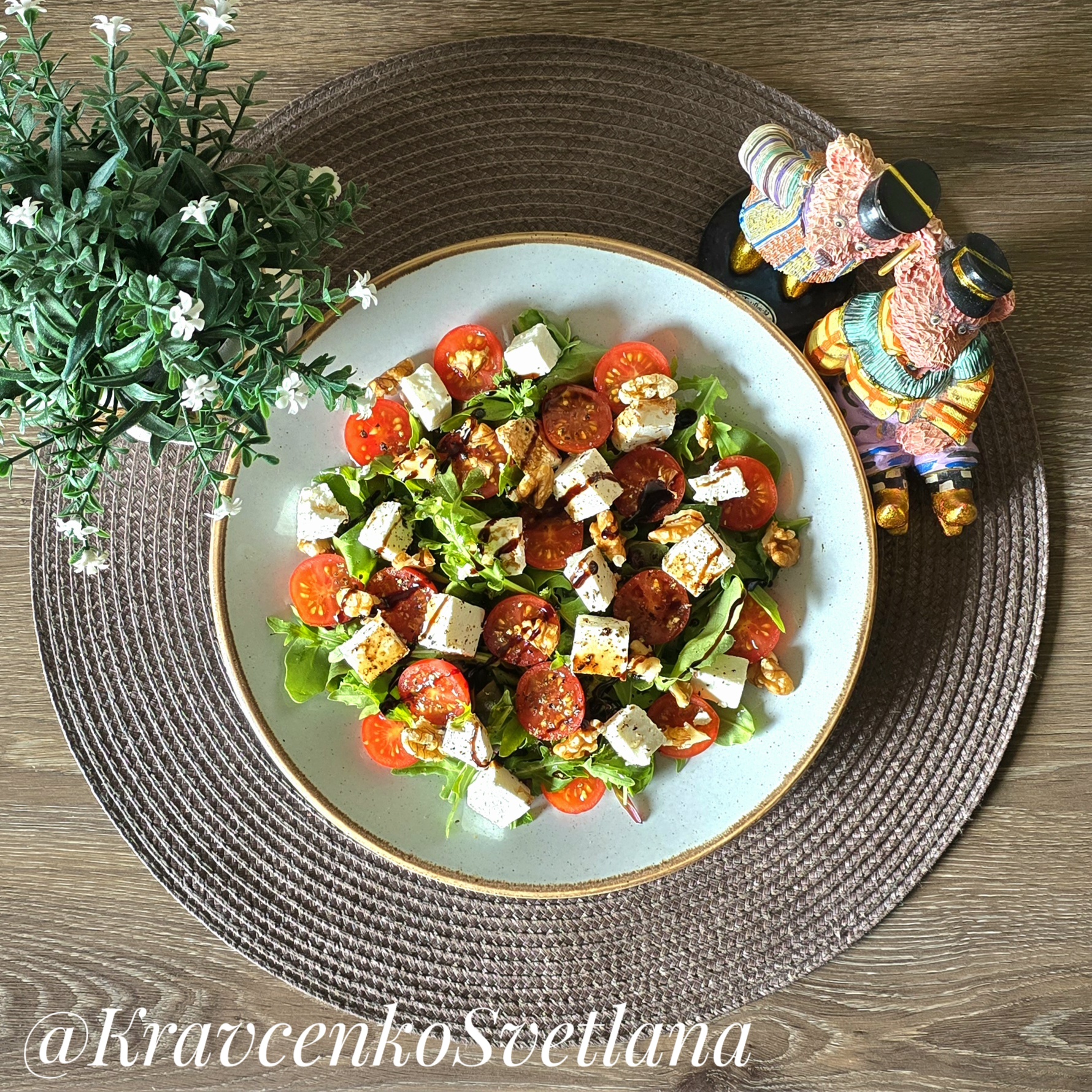 Салат с рукколой, помидорами и сыром фета