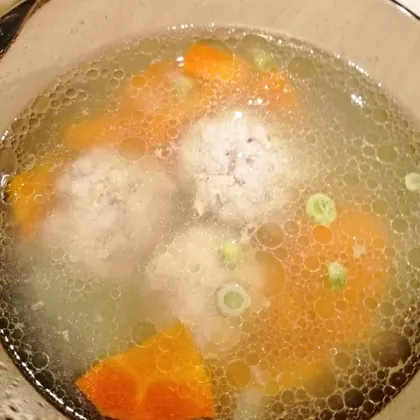 Суп с фрикадельками и зелёным горошком