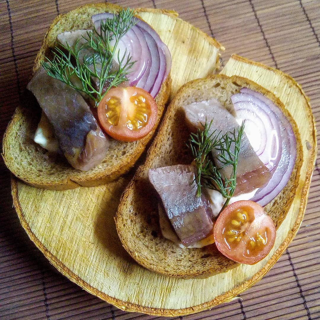 Бутерброды с селедкой - 10 рецептов на праздничный стол с пошаговыми фото