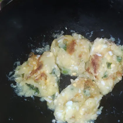 Картофельные биточки с зелёным луком и яйцом