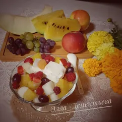 Фруктовый салат с мороженым 