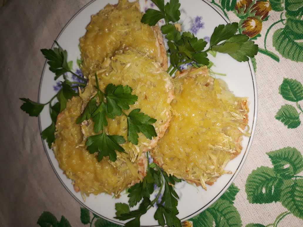 Курица под шубой с грибами, сыром и сливками в духовке