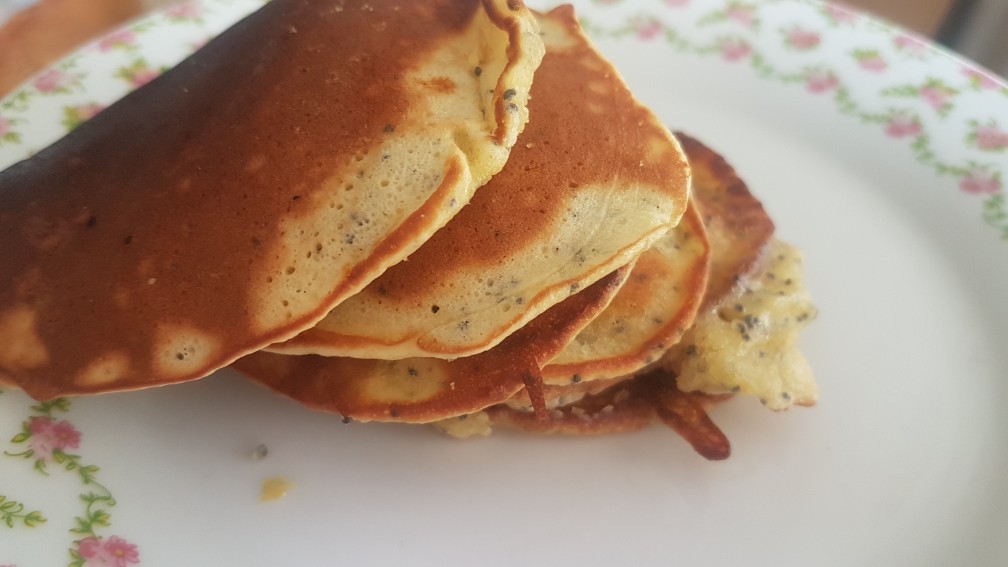 Панкейки с лимонной цедрой и маком