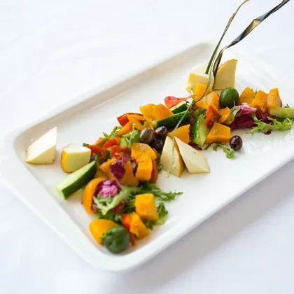 Легкий овощной салат с тыквой и адыгейским сыром