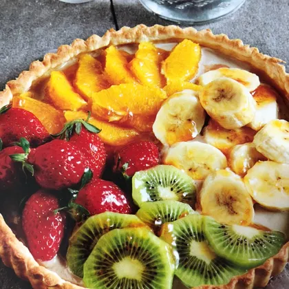 Тарт карамельный с ягодами и фруктами