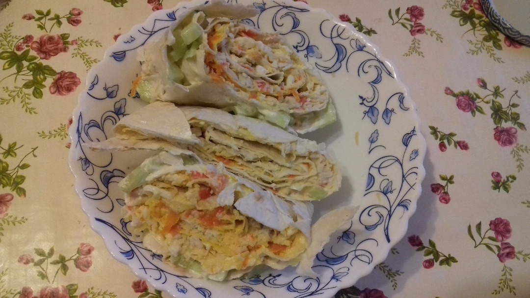 Ролл с морковью и крабовыми палочками